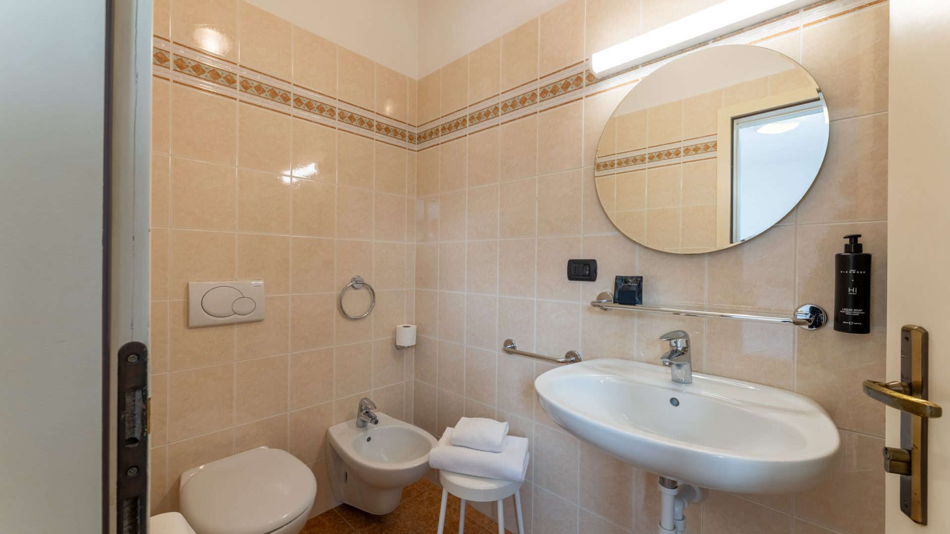 hihotels-riva-lago-di-garda-camera-letto-francese-3