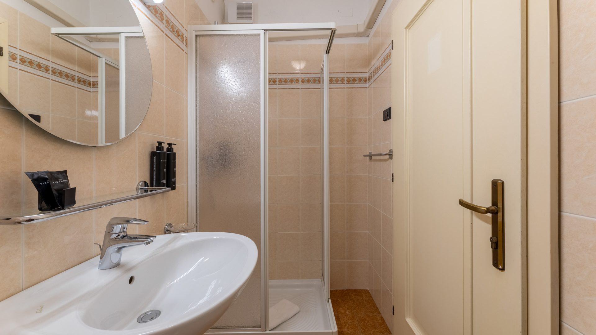 hihotels-riva-lago-di-garda-camera-letto-francese-4
